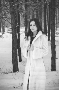 Tatil günleri, Noel kış zamanı. Tatilde olan bir kadın dışarıda yürüyor. Sıcak giyimli bir kız, kadın modası konsepti. Çok güzel bir kış tarzı.