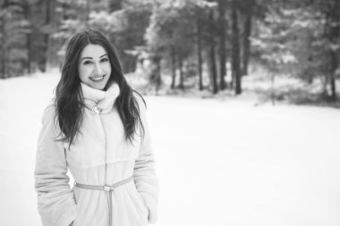 Tatil günleri, Noel kış zamanı. Tatilde olan bir kadın dışarıda yürüyor. Sıcak giyimli bir kız, kadın modası konsepti. Çok güzel bir kış tarzı.