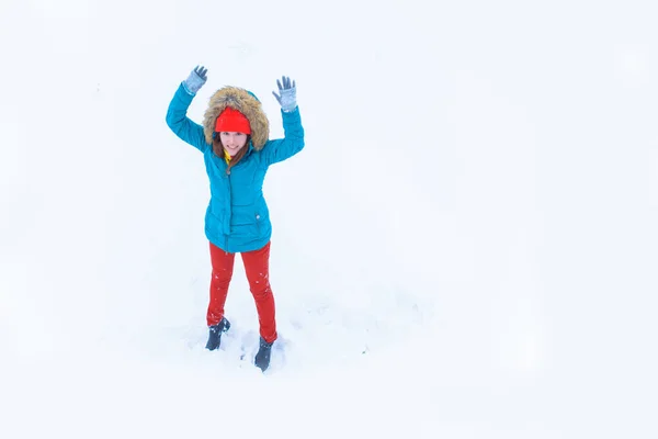 Вид Высоким Углом Счастливой Девушки Лежащей Снегу Двигающей Руками Ногами — стоковое фото