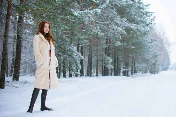 クリスマス冬時間 休暇中の女性は屋外を歩く 暖かいファッショナブルな服の女の子 女性のファッションコンセプト かなりいい冬のスタイル — ストック写真