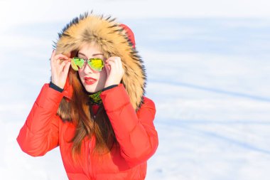 Kar dağlarında temiz hava soluyan genç ve çekici bir kadının portresi. Soğuk bir kış gününde sağlıklı ve hayalperest.