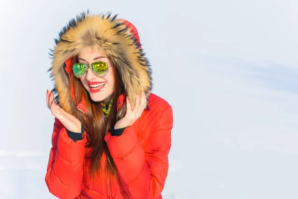 Закройте Боковой Портрет Молодой Привлекательной Женщины Дышащей Свежим Воздухом Снежных — стоковое фото