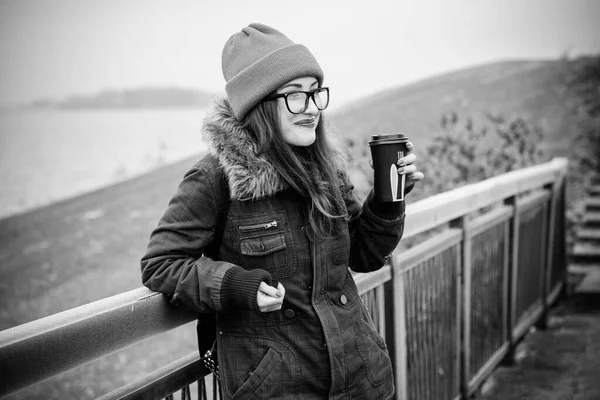 철학을 연구하는 여자는 기분이 청소년들이나 학생들의 날씨에 미국에서 커피를 마시고 — 스톡 사진