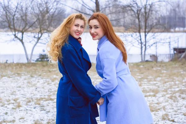 Dos Chicas Jóvenes Con Estilo Amigos Juntos Paseo Retrato Dos — Foto de Stock