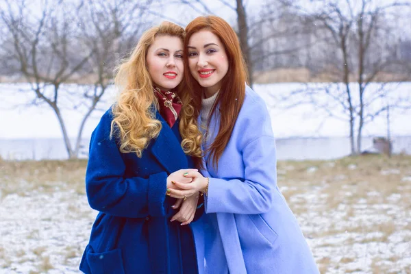 Duas Meninas Elegantes Jovens Amigos Juntos Caminhada Retrato Duas Mulheres — Fotografia de Stock
