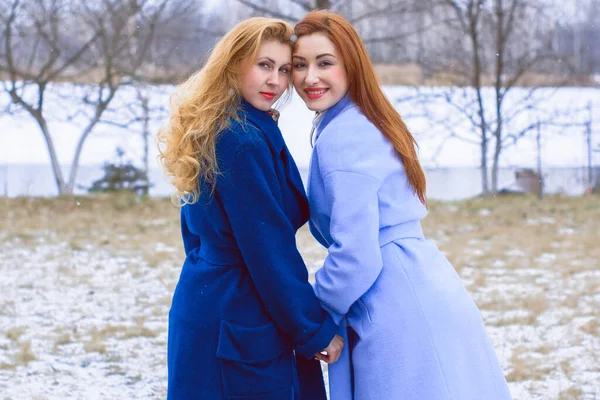 两个年轻时尚的女孩一起散步 两个好女人在冬天或春天公园外面聊天的画像 — 图库照片