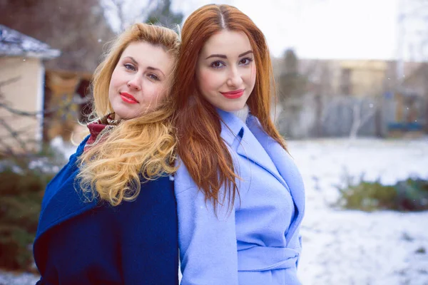 Dos Chicas Jóvenes Con Estilo Amigos Juntos Paseo Retrato Dos — Foto de Stock