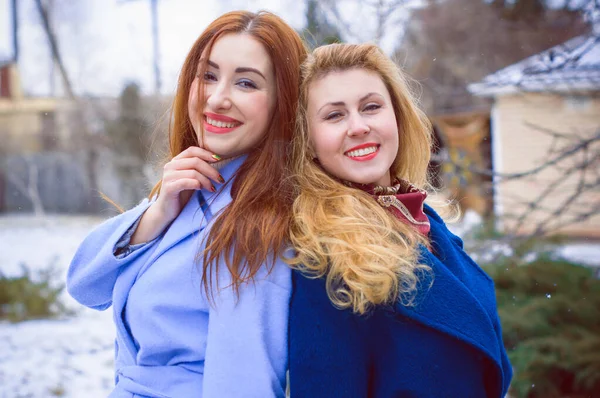 Deux Jeunes Filles Élégantes Amis Ensemble Sur Marche Portrait Deux — Photo