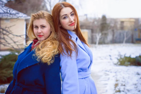 Duas Meninas Elegantes Jovens Amigos Juntos Caminhada Retrato Duas Mulheres — Fotografia de Stock