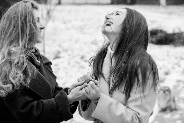 Duas Meninas Elegantes Jovens Amigos Juntos Caminhada Retrato Duas Mulheres — Fotografia de Stock