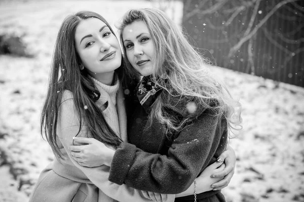 Duas Meninas Elegantes Jovens Amigos Juntos Caminhada Retrato Duas Mulheres — Fotografia de Stock