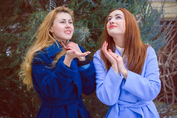 Dos Chicas Jóvenes Con Estilo Amigos Juntos Paseo Retrato Dos —  Fotos de Stock