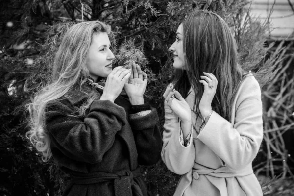 Duas Meninas Elegantes Jovens Amigos Juntos Caminhada Retrato Duas Mulheres — Fotografia de Stock