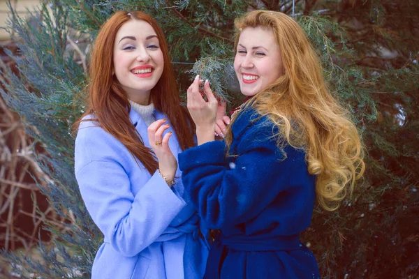 两个年轻时尚的女孩一起散步 两个好女人在冬天或春天公园外面聊天的画像 — 图库照片