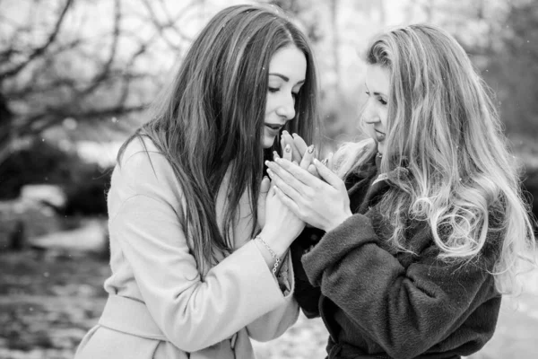 Duas Meninas Elegantes Jovens Amigos Juntos Caminhada Retrato Duas Mulheres — Fotografia de Stock