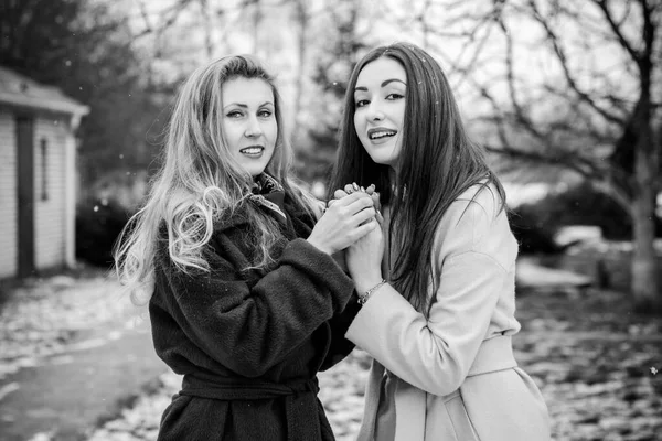 Duas Meninas Elegantes Jovens Amigos Juntos Caminhada Retrato Duas Mulheres — Fotografia de Stock