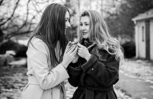 Duas Meninas Elegantes Jovens Amigos Juntos Caminhada Retrato Duas Mulheres — Fotografia de Stock