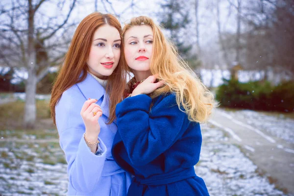 Twee Jonge Stijlvolle Vriendinnen Samen Voet Portret Van Twee Aardige — Stockfoto