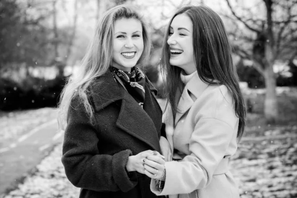 Duas Meninas Elegantes Jovens Amigos Juntos Caminhada Retrato Duas Mulheres — Fotografia de Stock