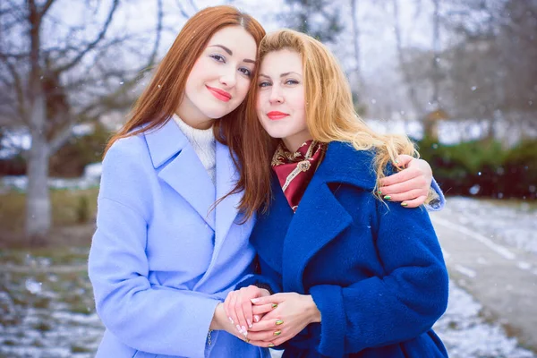 Duas Meninas Elegantes Jovens Amigos Juntos Caminhada Retrato Duas Mulheres — Fotografia de Stock