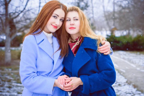 Duas Meninas Elegantes Jovens Amigos Juntos Caminhada Retrato Duas Mulheres — Fotografia de Stock