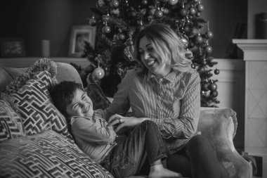 Aile sahnesi anne ve çocuk, Noel zamanı. İyi bir anne ve küçük bir çocuk Noel zamanı, çocuklar ve ebeveynler yaşam tarzı