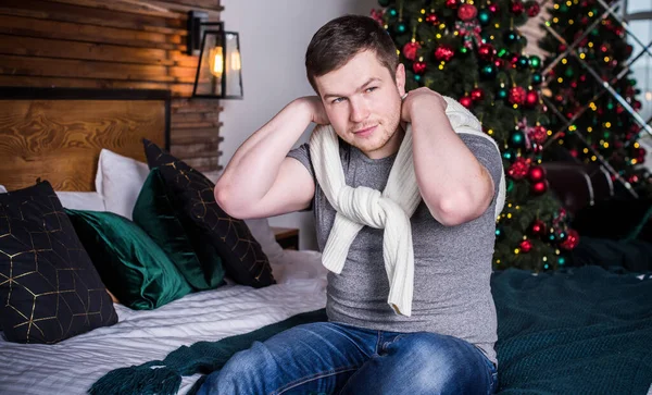 Retrato Jovem Triste Época Natal Depressão Tristeza Ele Está Desapontado — Fotografia de Stock