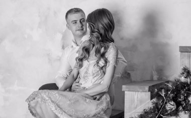 Noel hediyesi ile sürpriz yapan bir erkek ve kadının yeni yıl resmi. Noel 'i birlikte kutlayan çift. Güzel genç çift romantik bir yerde kutlama yapıyor..