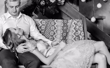 Noel hediyesi ile sürpriz yapan bir erkek ve kadının yeni yıl resmi. Noel 'i birlikte kutlayan çift. Güzel genç çift romantik bir yerde kutlama yapıyor..