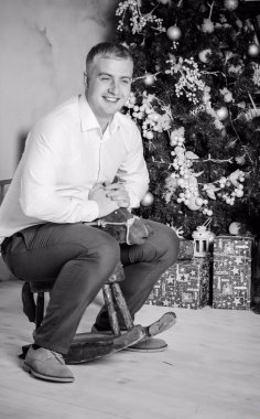 Noel hediyesi ile sürpriz yapan bir erkek ve kadının yeni yıl resmi. Noel 'i birlikte kutlayan çift. Güzel genç çift romantik bir yerde kutlama yapıyor..
