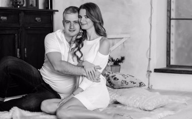 Noel hediyesi ile sürpriz yapan bir erkek ve kadının yeni yıl resmi. Noel 'i birlikte kutlayan çift. Güzel genç çift romantik bir yerde kutlama yapıyor..