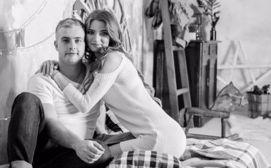 Noel hediyesi ile sürpriz yapan bir erkek ve kadının yeni yıl resmi. Noel 'i birlikte kutlayan çift. Güzel genç çift romantik bir yerde kutlama yapıyor..