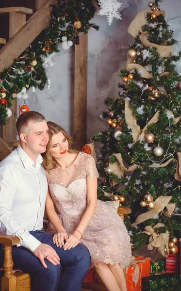 Újévi Ünnepi Portré Egy Férfiról Nőről Akik Karácsonyi Ajándékkal Lepik — Stock Fotó