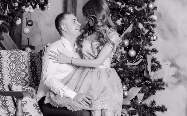 Retrato Feriado Ano Novo Homem Mulher Surpreendendo Com Presente Natal — Fotografia de Stock