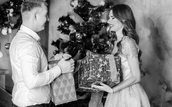 Retrato Año Nuevo Hombre Una Mujer Sorprendiéndolo Con Regalo Navidad — Foto de Stock