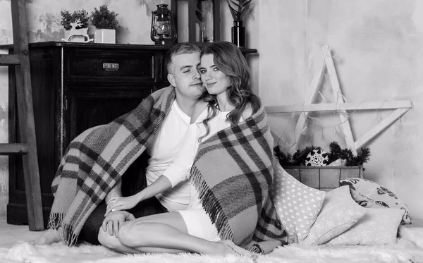 Retrato Feriado Ano Novo Homem Mulher Surpreendendo Com Presente Natal — Fotografia de Stock