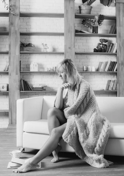 季節性うつ病 冬時間 悲しみの女性や何かについて考える 孤独の概念 — ストック写真