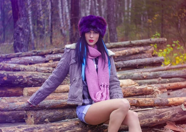 스타일의 여자들은 모자와 재킷을 색깔이 머리와 휴일을 여자가제 재소를 만듭니다 — 스톡 사진