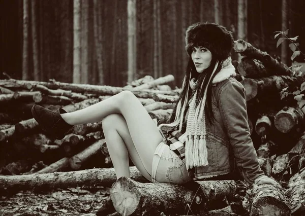 Moderní Americká Žena Falešném Kožešinovém Klobouku Bundě Sedí Lese Mladá — Stock fotografie