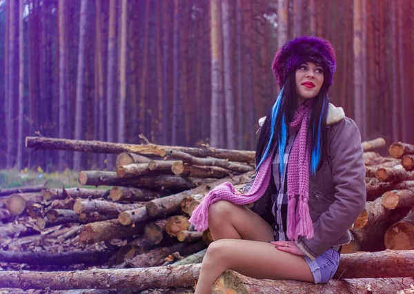 Сучасна Американська Жінка Каштановому Капелюсі Куртці Сидять Лісі Молода Жінка — стокове фото