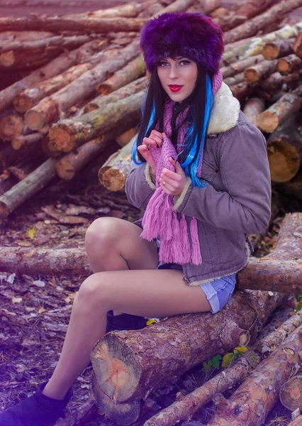 Сучасна Американська Жінка Каштановому Капелюсі Куртці Сидять Лісі Молода Жінка — стокове фото