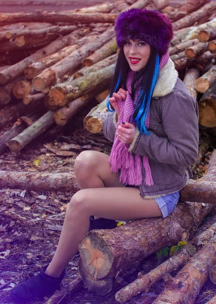 Современная Американская Женщина Искусственной Меховой Шляпе Пиджаке Сидит Лесу Молодая — стоковое фото