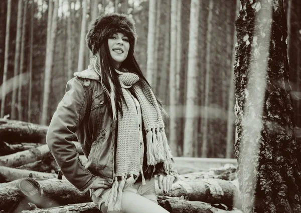 Frau Modernen Amerikanischen Stil Mit Kunstpelzmütze Und Jacke Sitzt Wald — Stockfoto