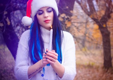 Sihirli kış atmosferinde mavi saçlı şirin bir bayan. Nişanlısı olan genç kızlara Noel falı bakıyor. Kış tatilinin büyülü anları