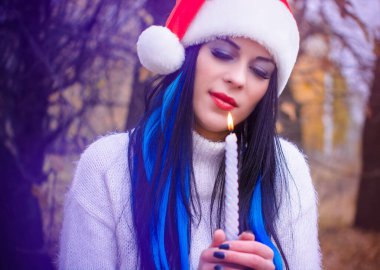 Sihirli kış atmosferinde mavi saçlı şirin bir bayan. Nişanlısı olan genç kızlara Noel falı bakıyor. Kış tatilinin büyülü anları