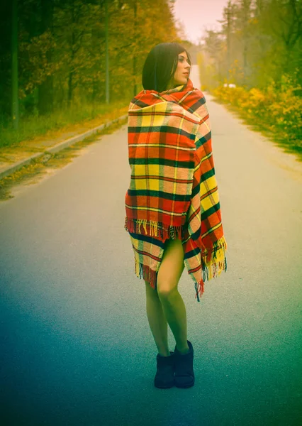 Lány Erdőben Áll Egy Piros Hangulatos Kockásba Burkolózva Álmodik Valamiről — Stock Fotó
