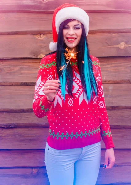 크리스마스 스웨터에 파란색 머리를 두르고 배경에 모자를 소녀는 받으며 새해와 — 스톡 사진