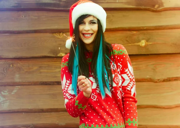 크리스마스 스웨터에 파란색 머리를 두르고 배경에 모자를 소녀는 받으며 새해와 — 스톡 사진