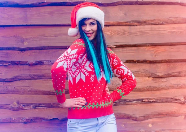 圣诞节和新年的场景与年轻女子在木制背景 寒假快乐长发 头戴针织圣诞毛衣 头戴帽子的漂亮女孩 — 图库照片