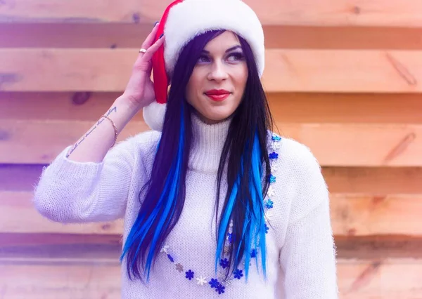 圣诞节和新年的场景与年轻女子在木制背景 寒假快乐长发 头戴针织圣诞毛衣 头戴帽子的漂亮女孩 — 图库照片